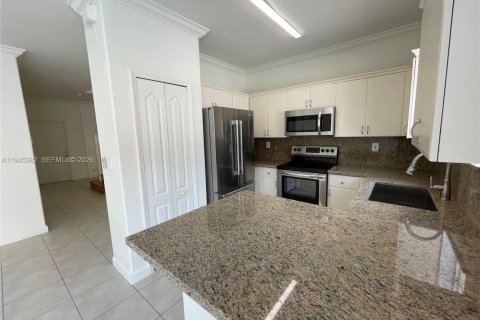 Townhouse in Hialeah, Florida 4 bedrooms, 139.35 sq.m. № 2003032 - photo 12