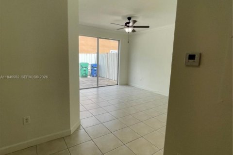 Townhouse in Hialeah, Florida 4 bedrooms, 139.35 sq.m. № 2003032 - photo 7