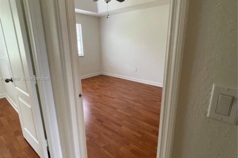 Townhouse in Hialeah, Florida 4 bedrooms, 139.35 sq.m. № 2003032 - photo 20