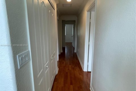 Townhouse in Hialeah, Florida 4 bedrooms, 139.35 sq.m. № 2003032 - photo 15