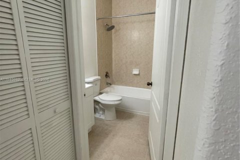 Townhouse in Hialeah, Florida 4 bedrooms, 139.35 sq.m. № 2003032 - photo 6