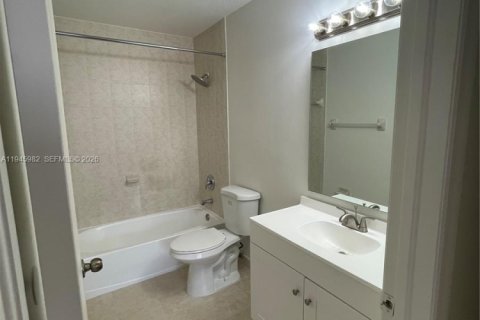 Townhouse in Hialeah, Florida 4 bedrooms, 139.35 sq.m. № 2003032 - photo 22