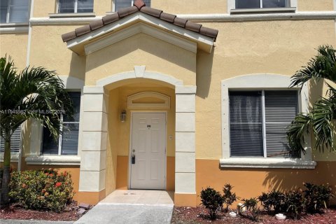 Townhouse in Hialeah, Florida 4 bedrooms, 139.35 sq.m. № 2003032