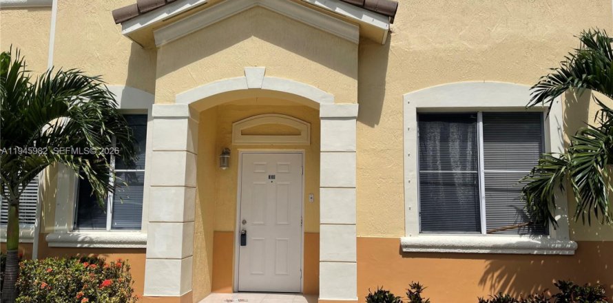 Townhouse in Hialeah, Florida 4 bedrooms, 139.35 sq.m. № 2003032