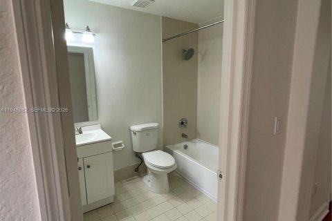 Townhouse in Hialeah, Florida 4 bedrooms, 139.35 sq.m. № 2003032 - photo 19