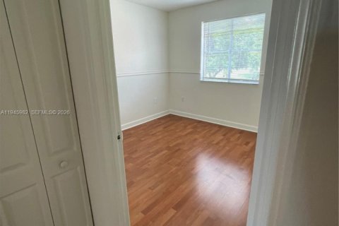 Townhouse in Hialeah, Florida 4 bedrooms, 139.35 sq.m. № 2003032 - photo 21