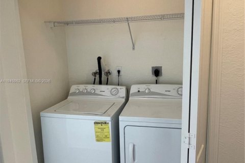 Townhouse in Hialeah, Florida 4 bedrooms, 139.35 sq.m. № 2003032 - photo 16