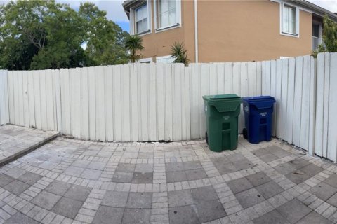 Townhouse in Hialeah, Florida 4 bedrooms, 139.35 sq.m. № 2003032 - photo 14