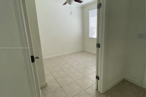 Townhouse in Hialeah, Florida 4 bedrooms, 139.35 sq.m. № 2003032 - photo 4