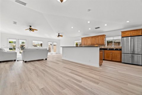 House in Dania Beach, Florida 2 bedrooms, 146.69 sq.m. № 2040552 - photo 3