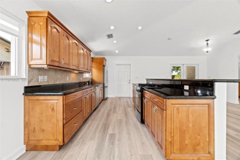 House in Dania Beach, Florida 2 bedrooms, 146.69 sq.m. № 2040552 - photo 6