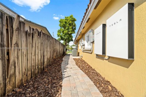 House in Dania Beach, Florida 2 bedrooms, 146.69 sq.m. № 2040552 - photo 30