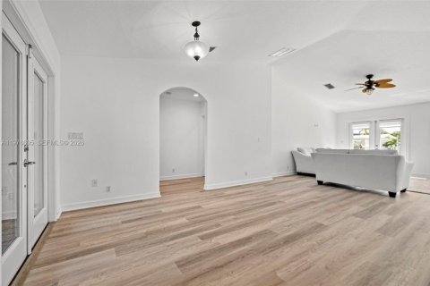 House in Dania Beach, Florida 2 bedrooms, 146.69 sq.m. № 2040552 - photo 4