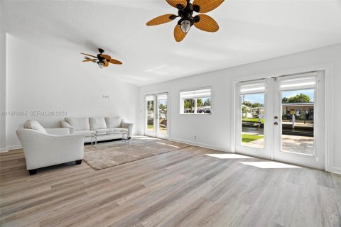 House in Dania Beach, Florida 2 bedrooms, 146.69 sq.m. № 2040552 - photo 10