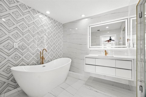 House in Dania Beach, Florida 2 bedrooms, 146.69 sq.m. № 2040552 - photo 21