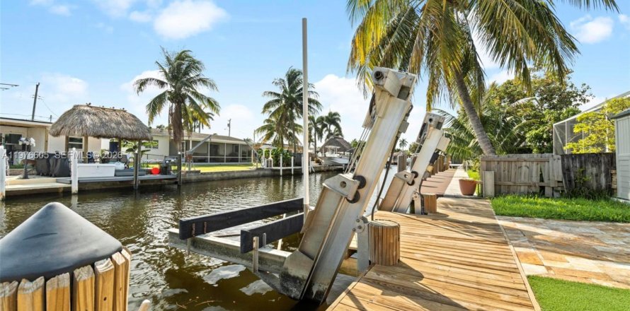 House in Dania Beach, Florida 2 bedrooms, 146.69 sq.m. № 2040552