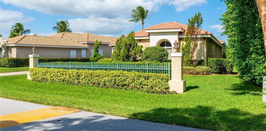 House in Delray Beach, Florida 4 bedrooms, 333.52 sq.m. № 2240468