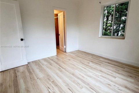 House in Miami, Florida 3 bedrooms, 217.39 sq.m. № 2001652 - photo 15