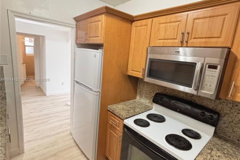 House in Miami, Florida 3 bedrooms, 217.39 sq.m. № 2001652 - photo 6