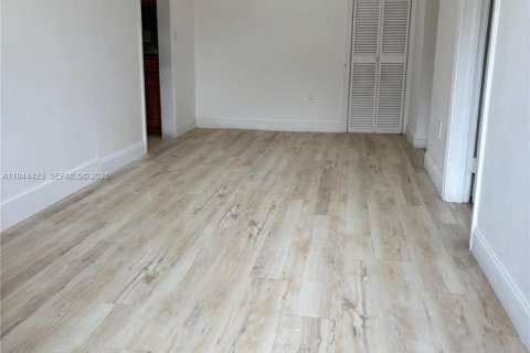 House in Miami, Florida 3 bedrooms, 217.39 sq.m. № 2001652 - photo 21