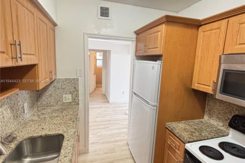 House in Miami, Florida 3 bedrooms, 217.39 sq.m. № 2001652 - photo 5