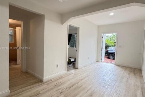 House in Miami, Florida 3 bedrooms, 217.39 sq.m. № 2001652 - photo 2