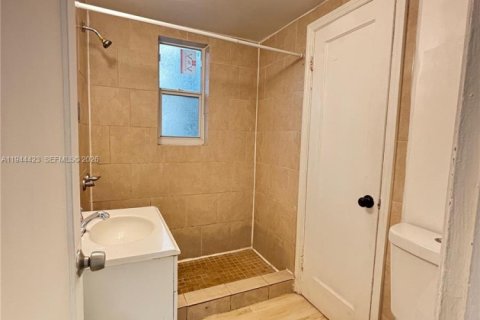 House in Miami, Florida 3 bedrooms, 217.39 sq.m. № 2001652 - photo 10