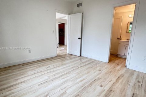 House in Miami, Florida 3 bedrooms, 217.39 sq.m. № 2001652 - photo 17