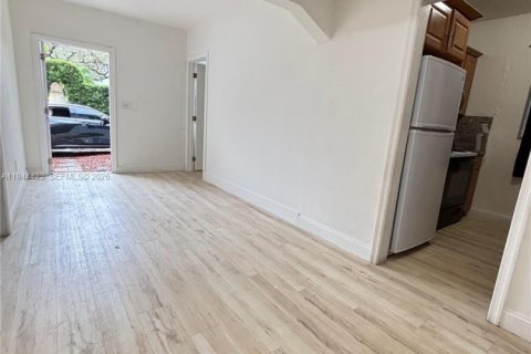 House in Miami, Florida 3 bedrooms, 217.39 sq.m. № 2001652