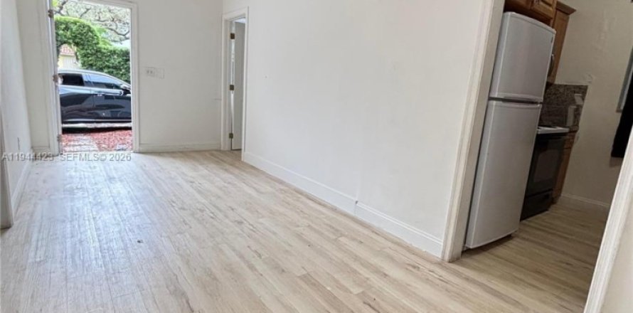 House in Miami, Florida 3 bedrooms, 217.39 sq.m. № 2001652