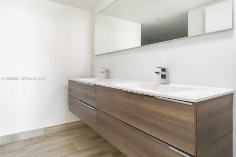 Купить кондоминиум в Бей-Харбор-Айлендс, Флорида 2 спальни, 124.12м2, № 2054917 - фото 9