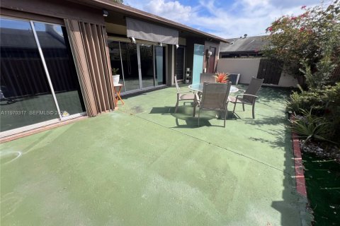 House in Miami, Florida 3 bedrooms, 117.61 sq.m. № 2031360 - photo 22