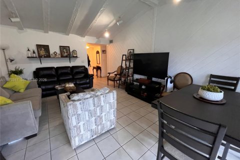 House in Miami, Florida 3 bedrooms, 117.61 sq.m. № 2031360 - photo 4