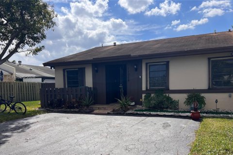 House in Miami, Florida 3 bedrooms, 117.61 sq.m. № 2031360