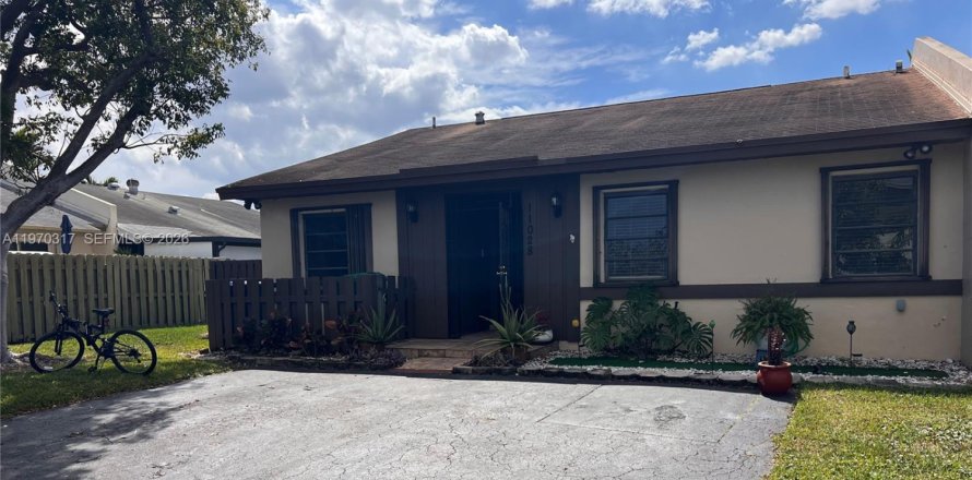 House in Miami, Florida 3 bedrooms, 117.61 sq.m. № 2031360