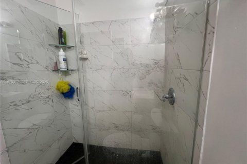 House in Miami, Florida 3 bedrooms, 117.61 sq.m. № 2031360 - photo 18