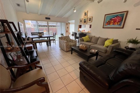 House in Miami, Florida 3 bedrooms, 117.61 sq.m. № 2031360 - photo 5