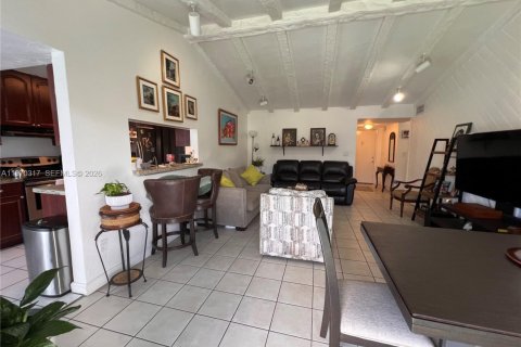 House in Miami, Florida 3 bedrooms, 117.61 sq.m. № 2031360 - photo 6