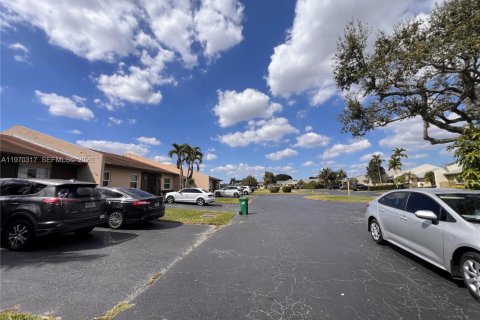 House in Miami, Florida 3 bedrooms, 117.61 sq.m. № 2031360 - photo 28