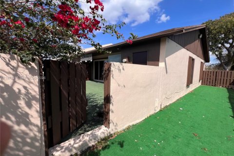 House in Miami, Florida 3 bedrooms, 117.61 sq.m. № 2031360 - photo 27