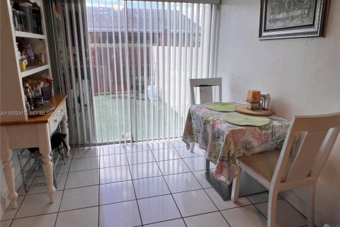 House in Miami, Florida 3 bedrooms, 117.61 sq.m. № 2031360 - photo 8