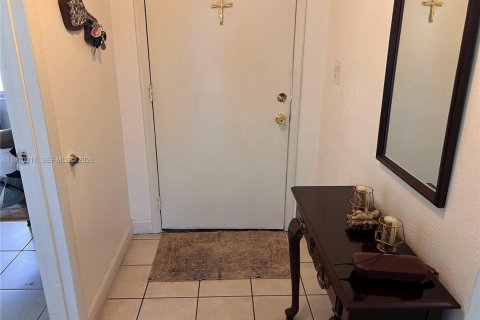 House in Miami, Florida 3 bedrooms, 117.61 sq.m. № 2031360 - photo 2