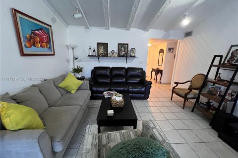 House in Miami, Florida 3 bedrooms, 117.61 sq.m. № 2031360 - photo 3