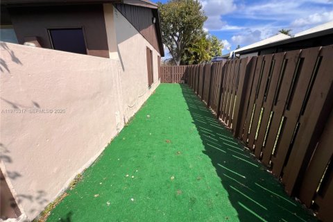 House in Miami, Florida 3 bedrooms, 117.61 sq.m. № 2031360 - photo 26