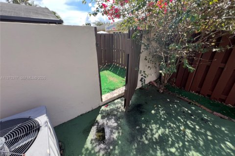 House in Miami, Florida 3 bedrooms, 117.61 sq.m. № 2031360 - photo 24