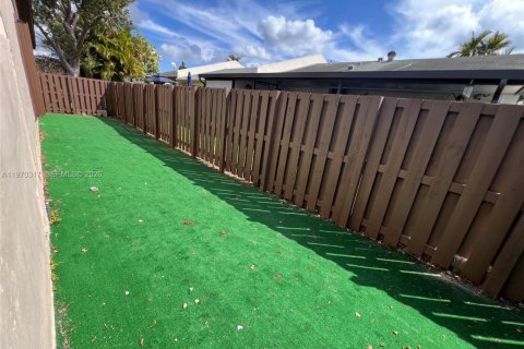 House in Miami, Florida 3 bedrooms, 117.61 sq.m. № 2031360 - photo 25