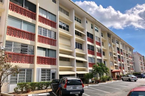 Condominio en Hallandale Beach, Florida, 2 dormitorios  № 2054065