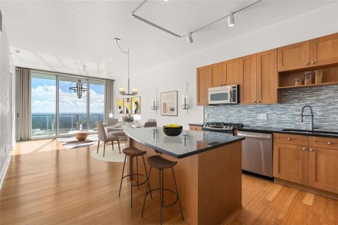 Condo in Orlando, Florida, 2 bedrooms № 2385810 - photo 2