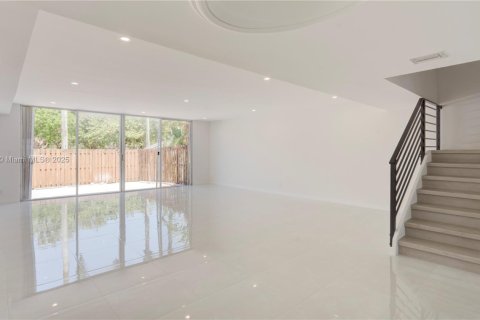 Townhouse in Hallandale Beach, Florida 3 bedrooms, 166.57 sq.m. № 1953775 - photo 13