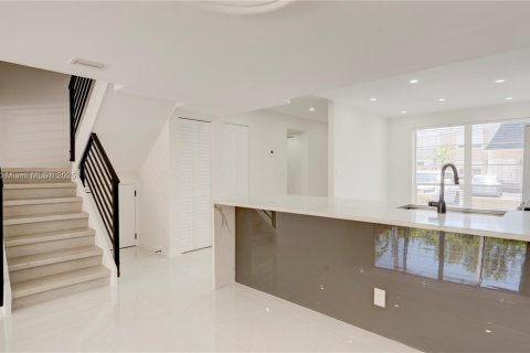 Townhouse in Hallandale Beach, Florida 3 bedrooms, 166.57 sq.m. № 1953775 - photo 18